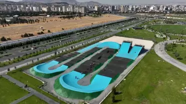 BMX parkurunda gençlerin aksiyonu