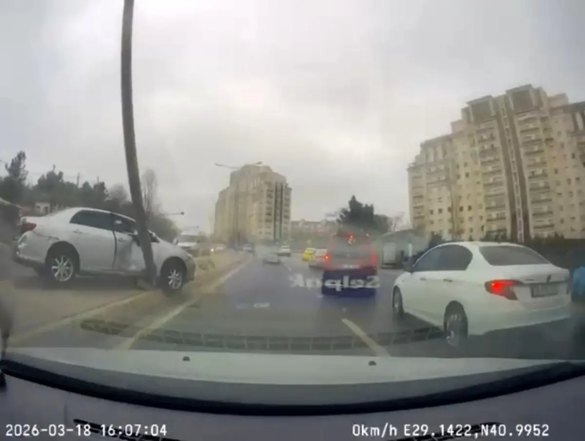 Ataşehir’de Kontrolden Çıkan Araç Elektrik Direğini Devrerek Trafik Güvenliğini Tehdit Etti