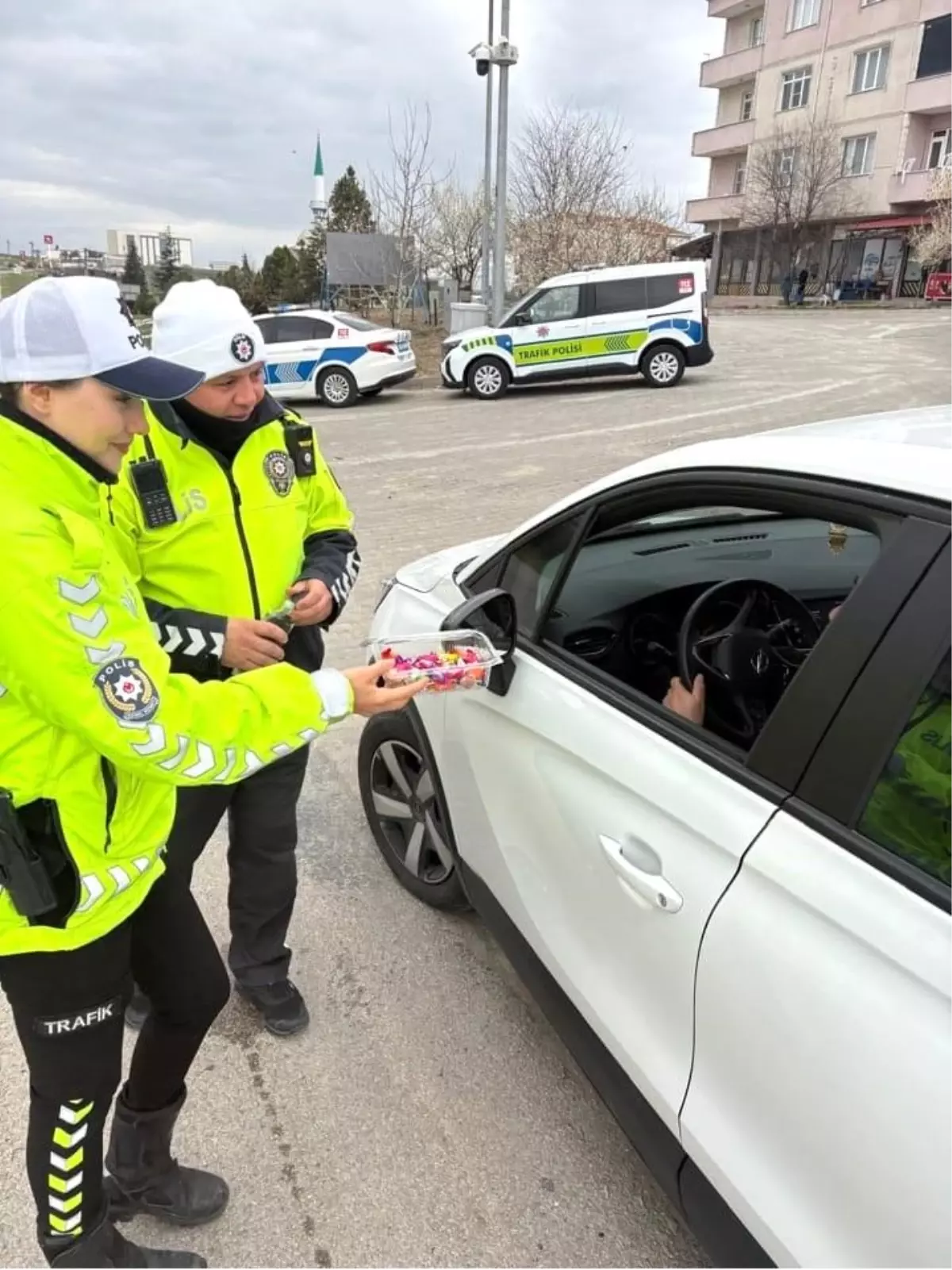 Uzunköprü'de Bayram Öncesi Sürüş Güvenliğine Şeker ve Kolonya İkramı