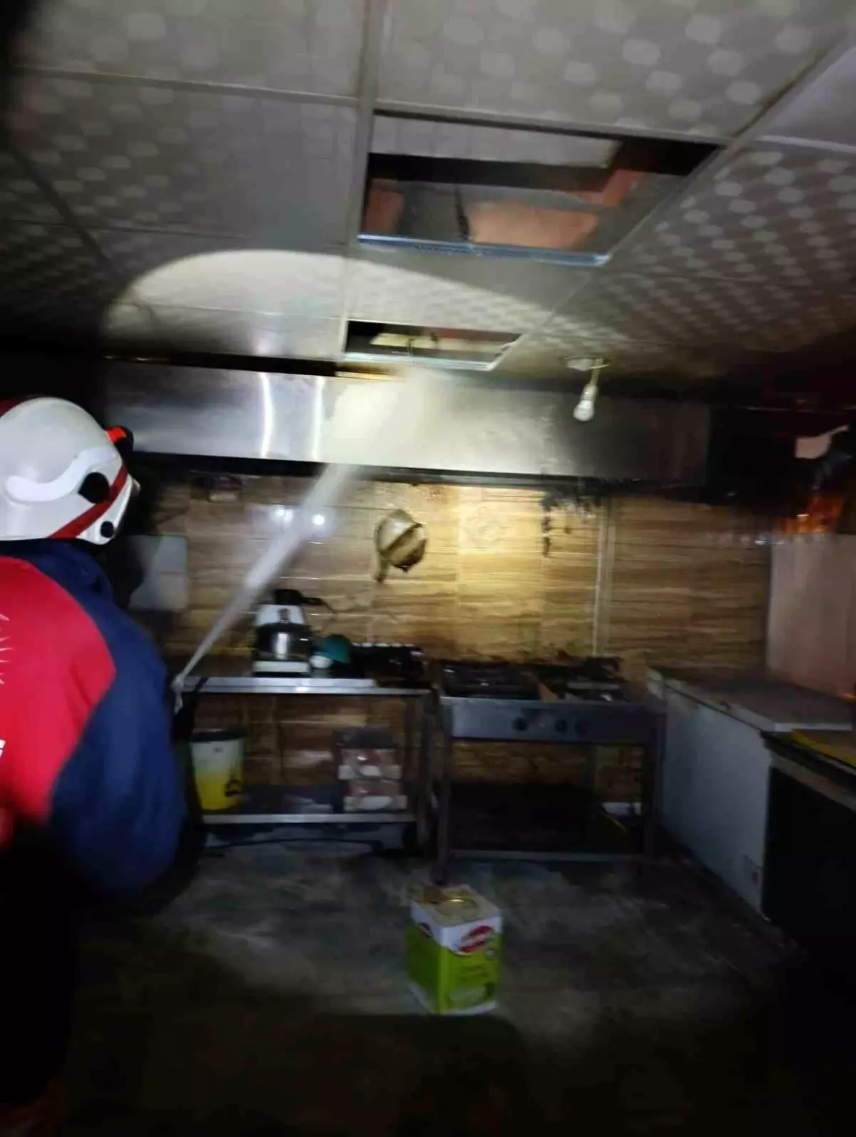 Van Özalp'ta İş Yerinde Çıkan Yangın Hızlıca Kontrol Altına Alındı