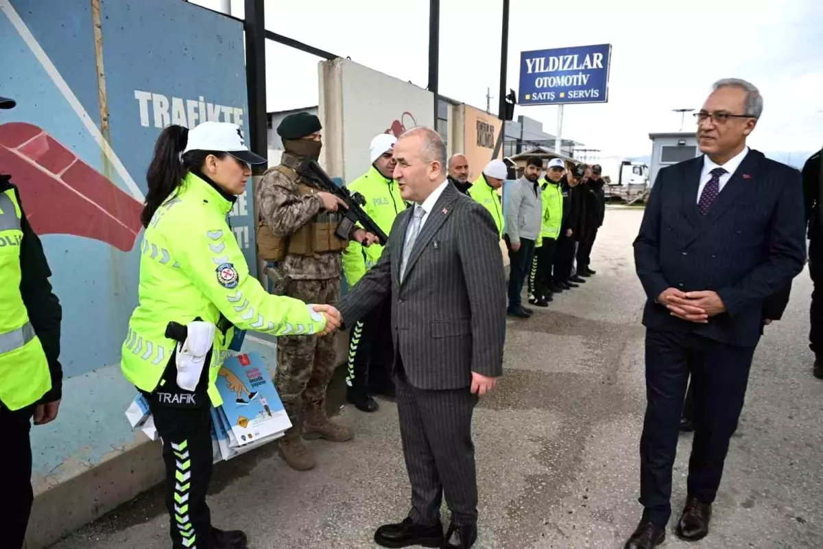 Vali Hatipoğlu Trafik Kontrollerinde Bayram Coşkusunu Yansıttı