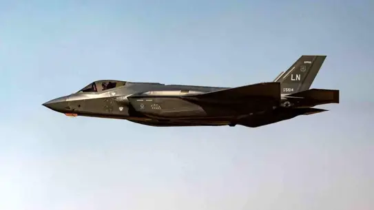 Hasar gören F-35 uçağı
