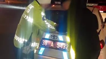 Alkol ölçüm cihazı ile test edilen sürücü