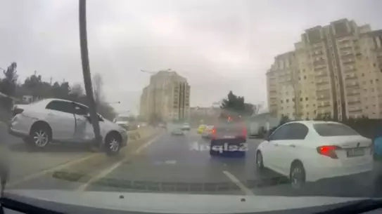 Ataşehir’de Kontrolden Çıkan Araç Elektrik Direğini Devrerek Trafik Güvenliğini Tehdit Etti