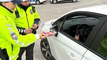 Emniyet ekipleri sürücülere şeker ikram ederken