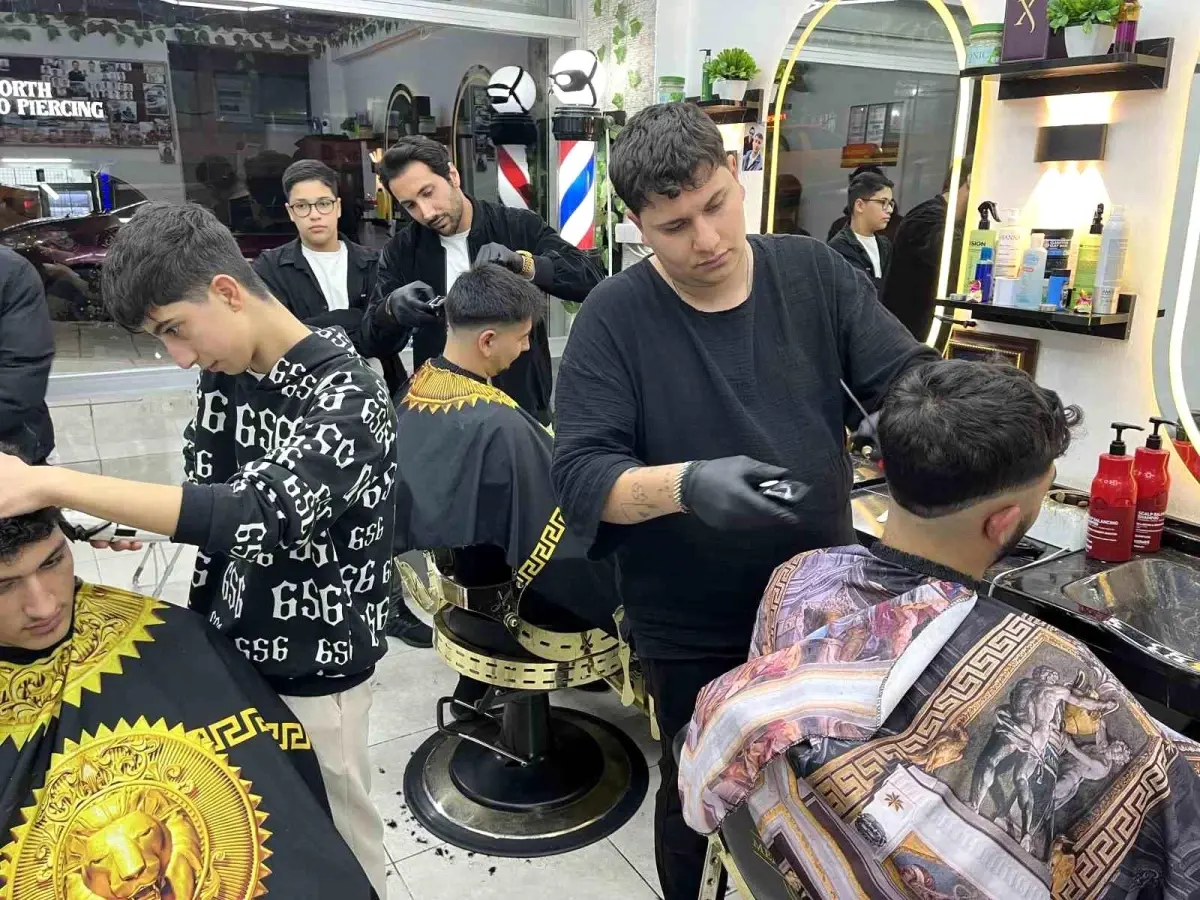 İzmir’de Berberler Bayram Öncesi 24 Saat Kesintisiz Hizmet Sunuyor