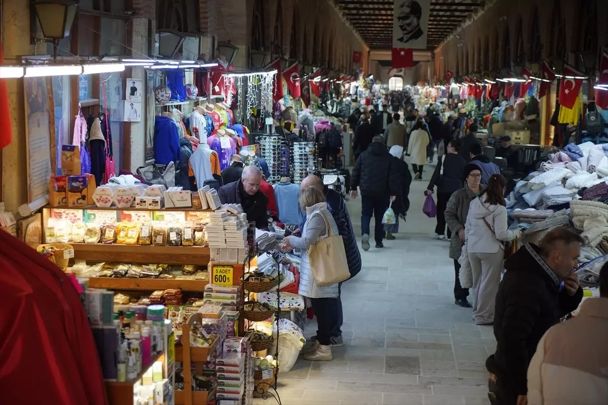 Edirne Çarşıları Bayram Coşkusuyla Şenlendi: Alipaşa, Bedesten ve Selimiye Arastası’nda Yoğun Alışveriş