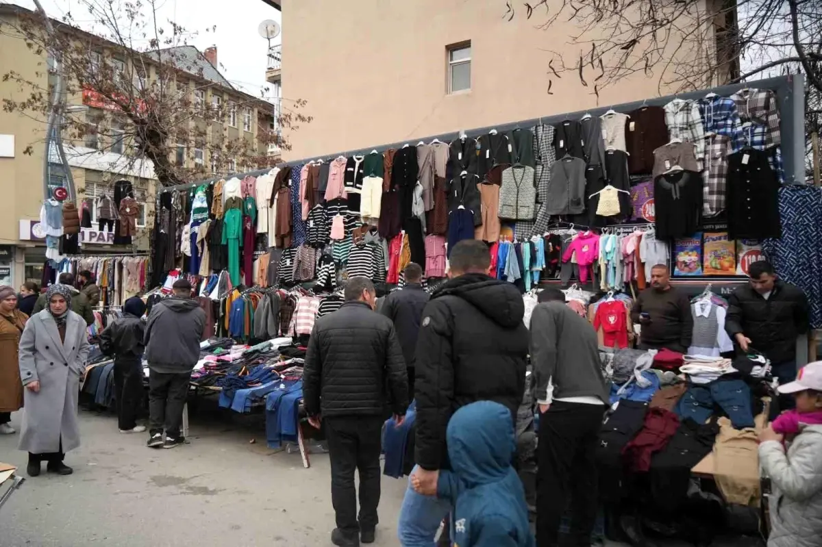 Muş'ta Arefe Günü Bayram Pazarı Yoğun İlgi Görüyor