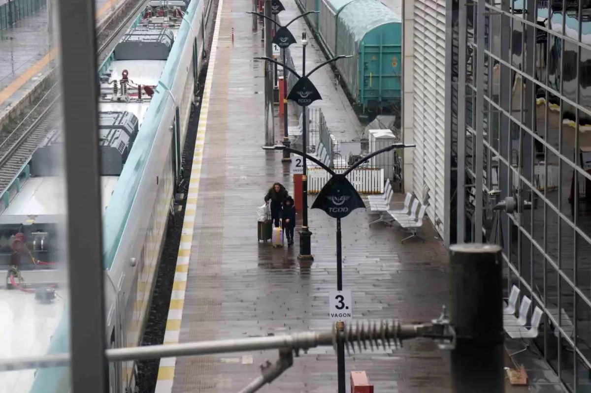 Sakarya’da Bayram Dönemi Ulaşımda Sakinlik: Otobüs Terminali ve YHT İstasyonu Kısmen Hareketli
