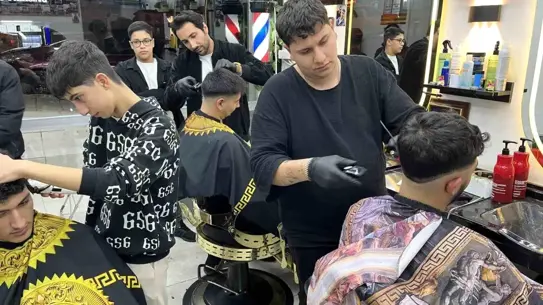 Berber salonunda çalışanlar gece vardiyasında