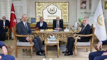 Bakan Şimşek, Midyat Belediyesi toplantı odasında konuşma yapıyor