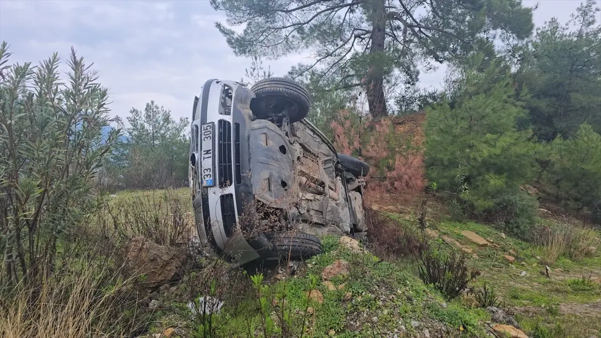 Kozan’da Devriyen Otomobilde 2 Kişi Yaralandı