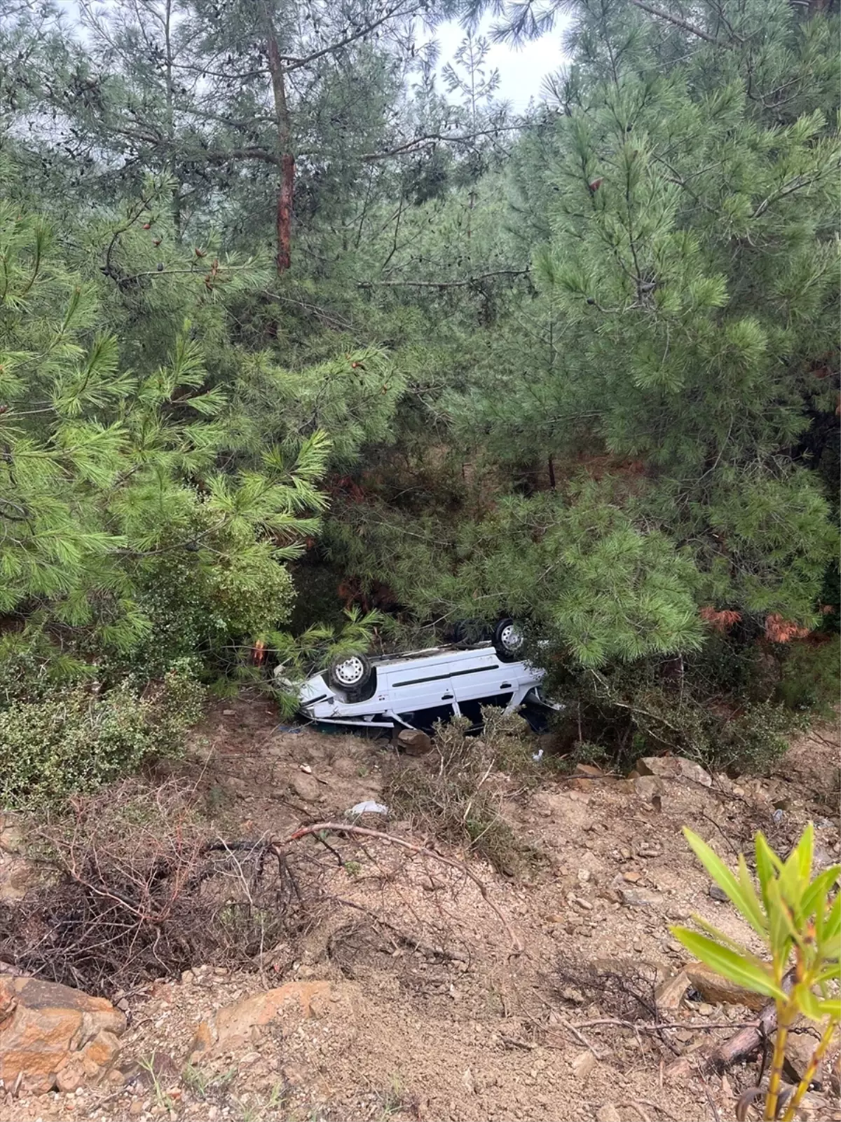 Kozan’da Şarampole Yuvarlanan Otomobil 4 Yaralıya Sebep Oldu