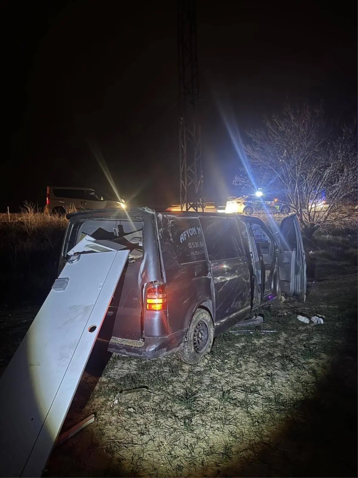 Afyonkarahisar’da Kamyonet Ağaca Çarptı: 4 Yaralı