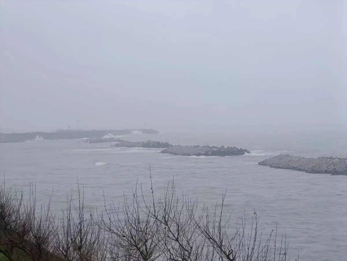 Akçakoca’da Rüzgar Şiddeti Artıyor: Dalga Boyları 3 Metreye Ulaştı