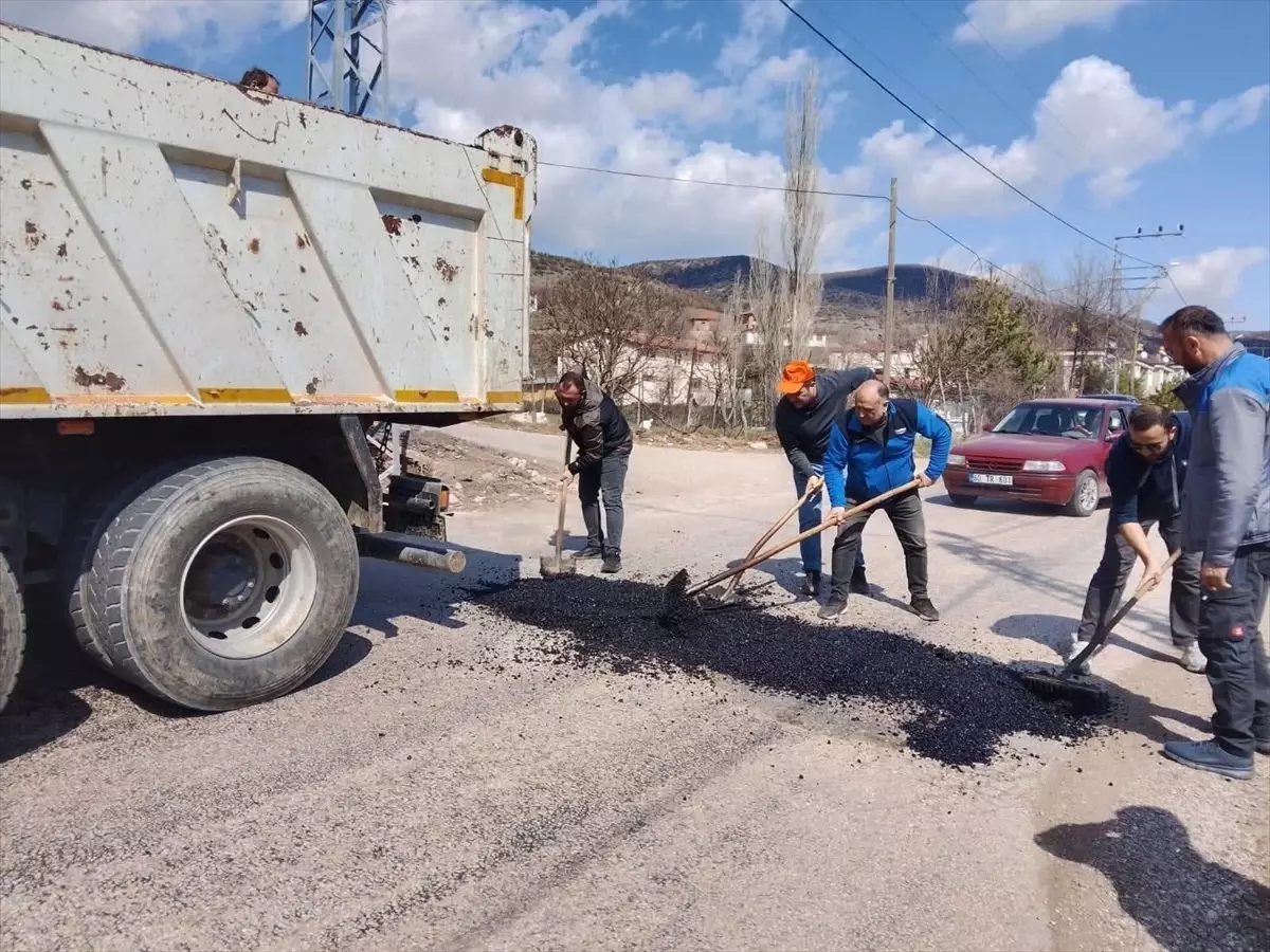 Almus’ta Grup Yolları Yama Çalışmaları Bayram Öncesi Hızla Başladı