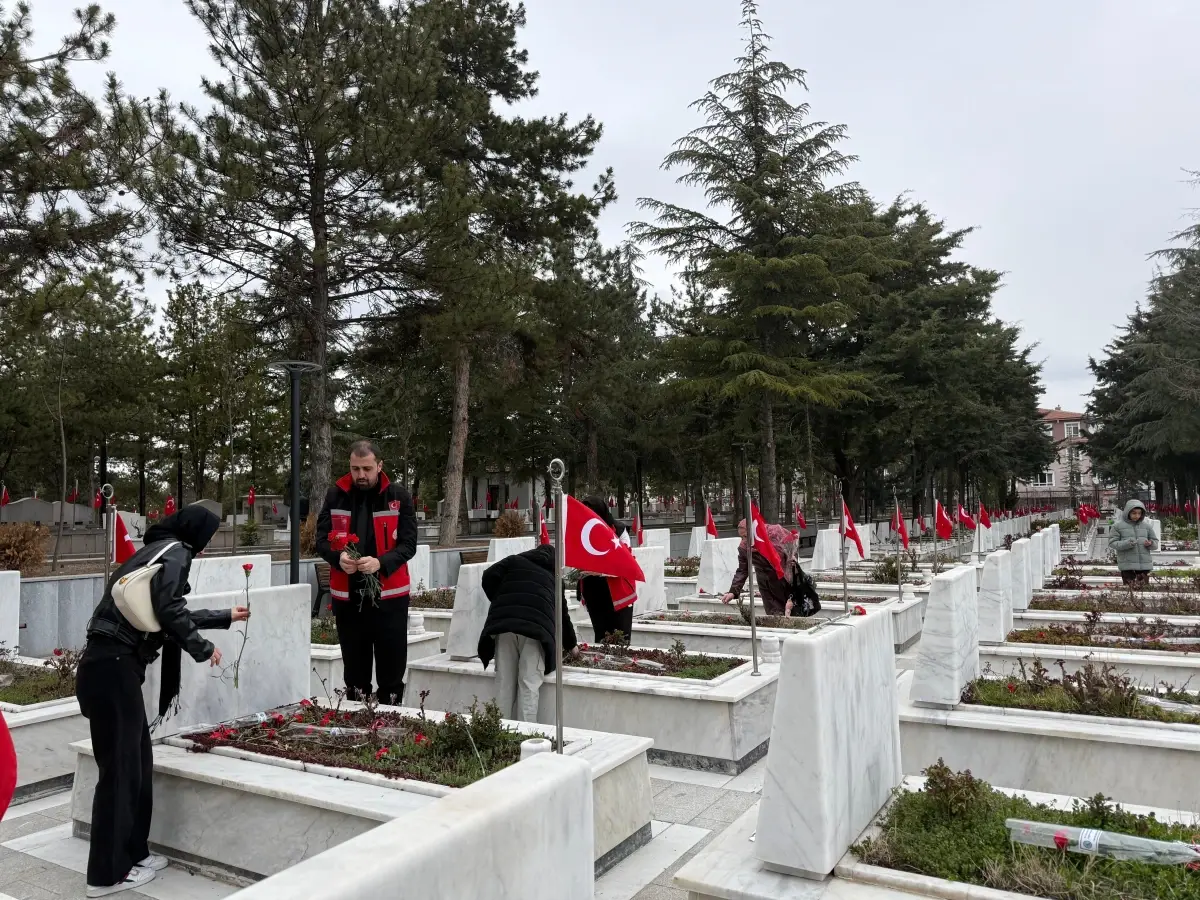 Ramazan Bayramı Arifesinde Ankara Şehitliklerinde Yoğun Ziyaretçi Akını