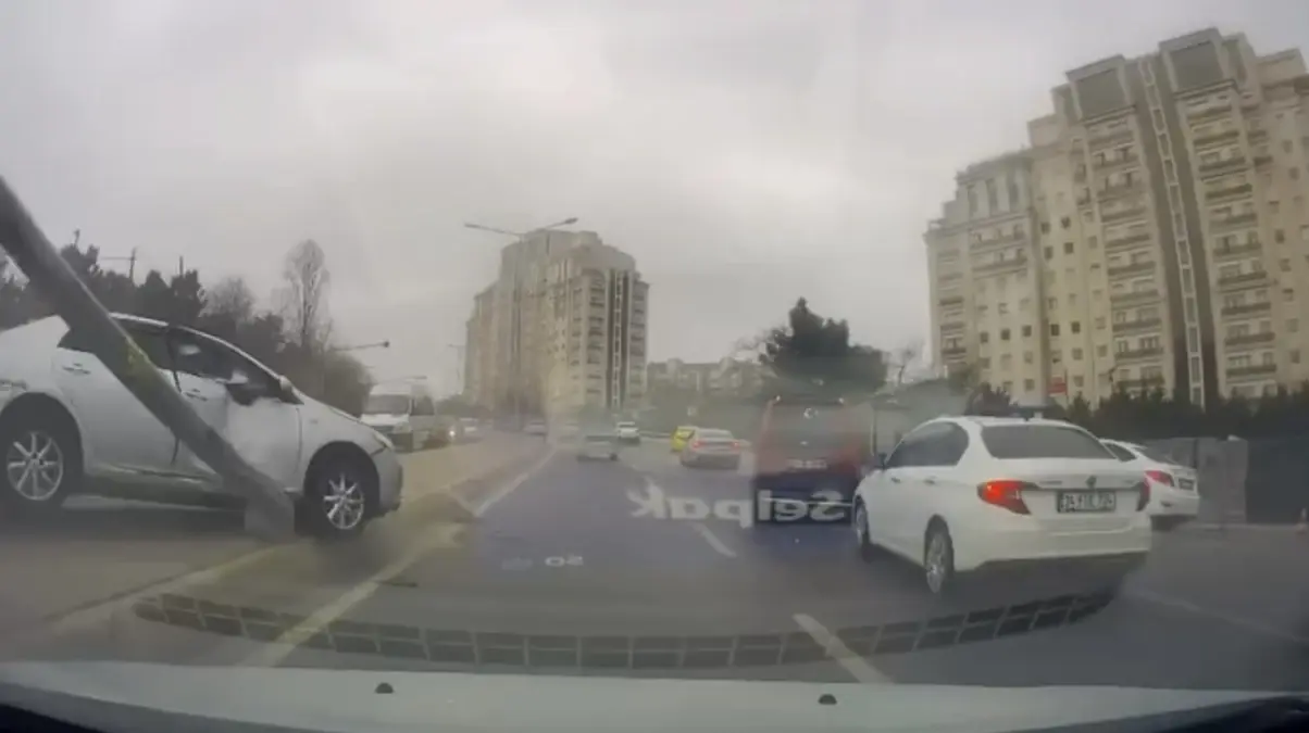 Ataşehir'de Trafik Kazası: Aydınlatma Direği Yol Ortasına Düşerek Engelli Oluşturdu