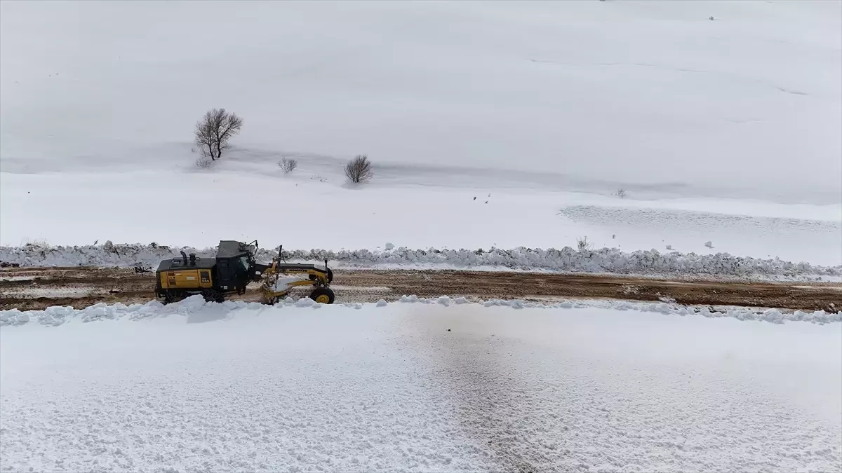 Bayburt'ta Kış Şartlarıyla Mücadele: Ramazan Bayramı Öncesi Yol Açma Çalışmaları