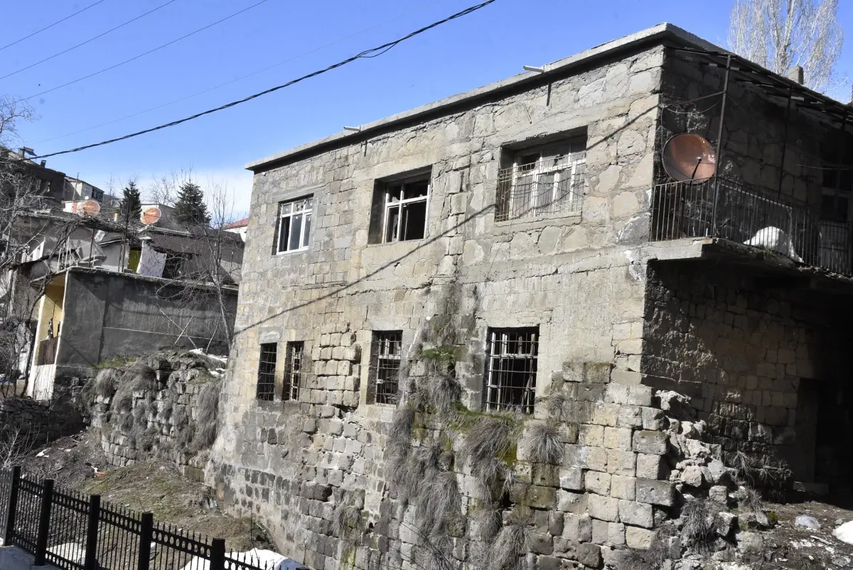 Bitlis’te Kış Şartları Tarihi Yapıları Tehdit Altına Alıyor