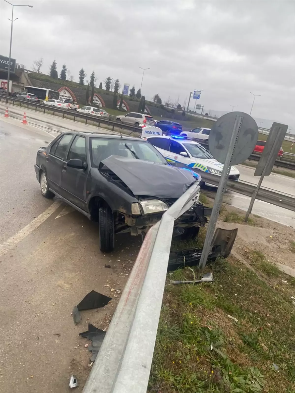 İnegöl'de Bariyere Çarpan Otomobil Sürücüsü Hastaneye Kaldırıldı