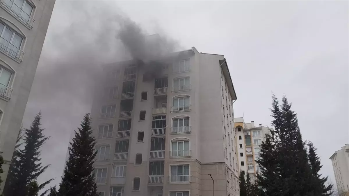 İnegöl’de 8 Katlı Apartmanda Çıkan Yangın Kontrol Altına Alındı