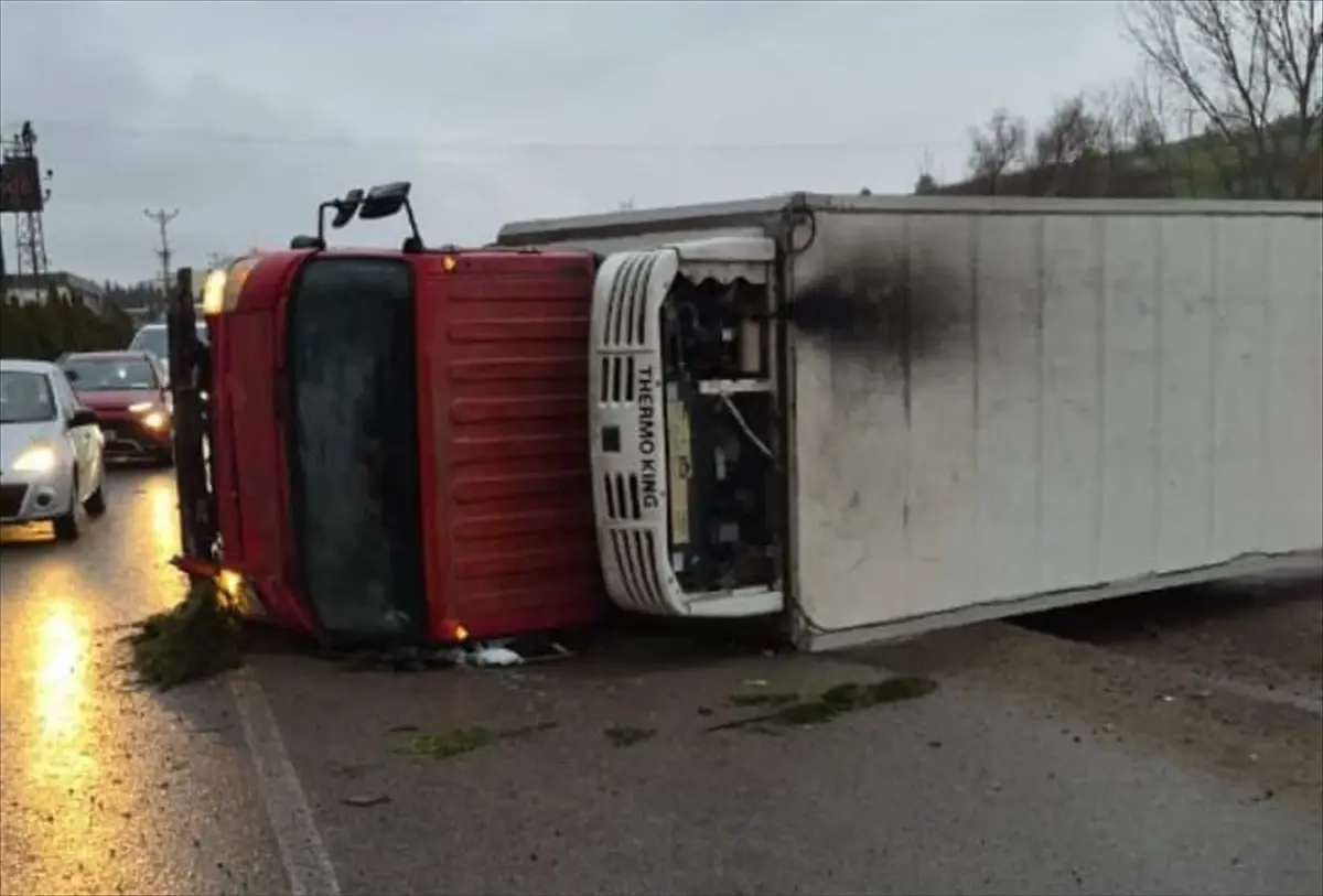 İnegöl'de Kamyon Fabrikaya Çarparak Devrildi, 2 Kişi Yaralandı