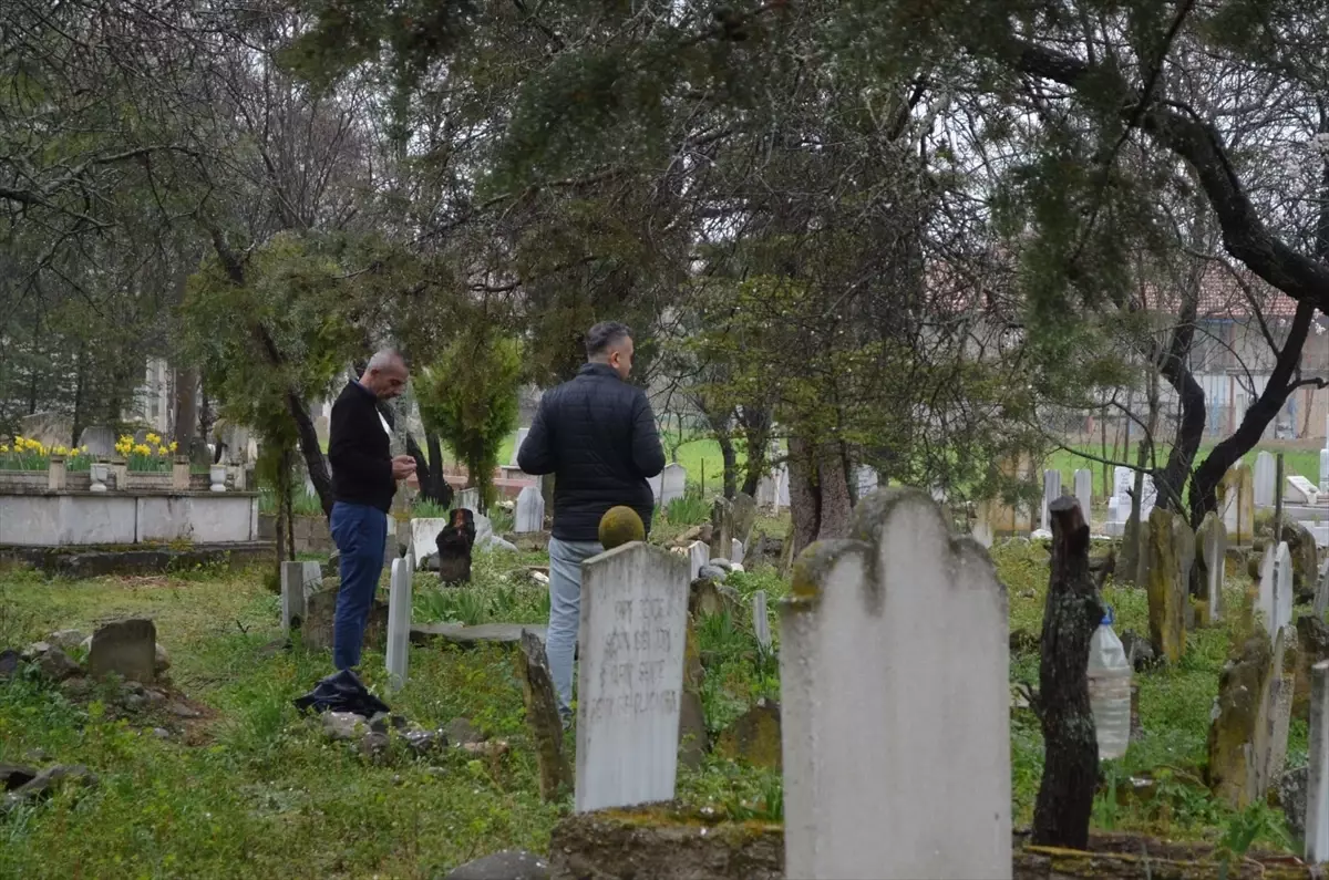 Dodurga’da Bayram Arifesinde Yağmur Altında Kabir Ziyareti Coşkusu