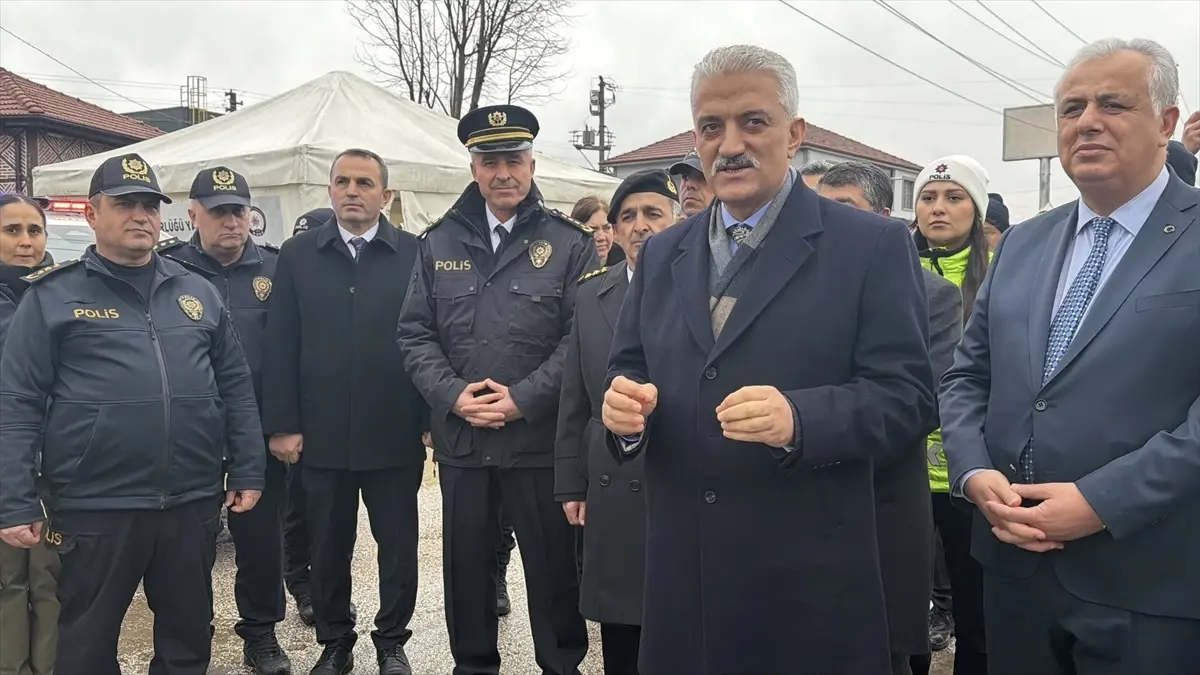 Düzce Valisi Makas, Bayram Yolculuğunda Trafik Kontrolleri Yaptı