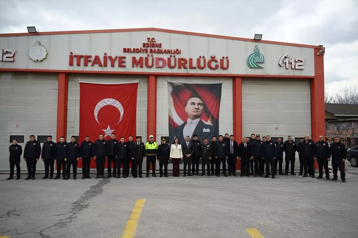 Edirne Valisi Yunus Sezer, Bulgaristan Sınırındaki Karakolda Askerlerle Bayram Kutlaması Yaptı