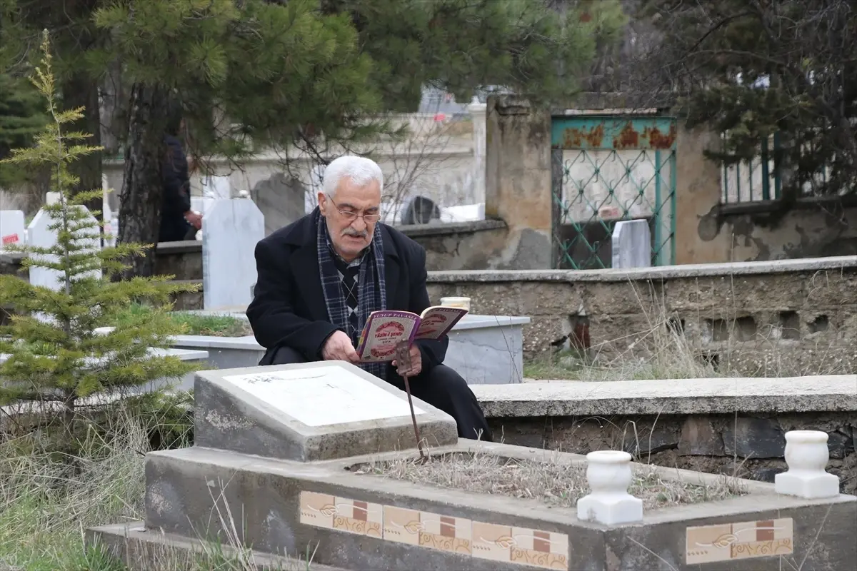 Elazığ’da Bayram Arifesinde Mezarlık Ziyareti ve Fidan Dağıtımı