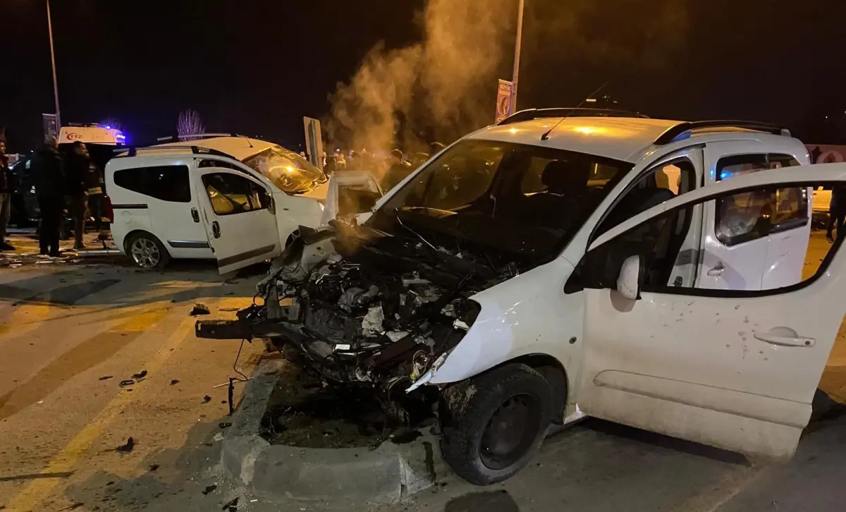 Erzurum’da Kavşak Kazası: 4 Araç Zincirleme Çarpıştı, 7 Kişi Yaralandı