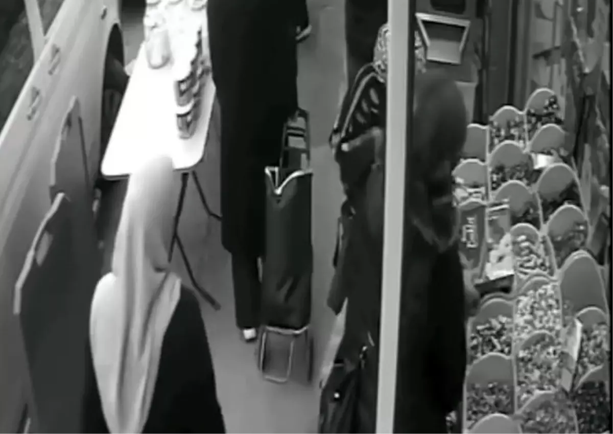 Esenyurt'ta Çikolata ve Kıyafet Hırsızlığı: 20 Bin Liraya Yakın Zarar