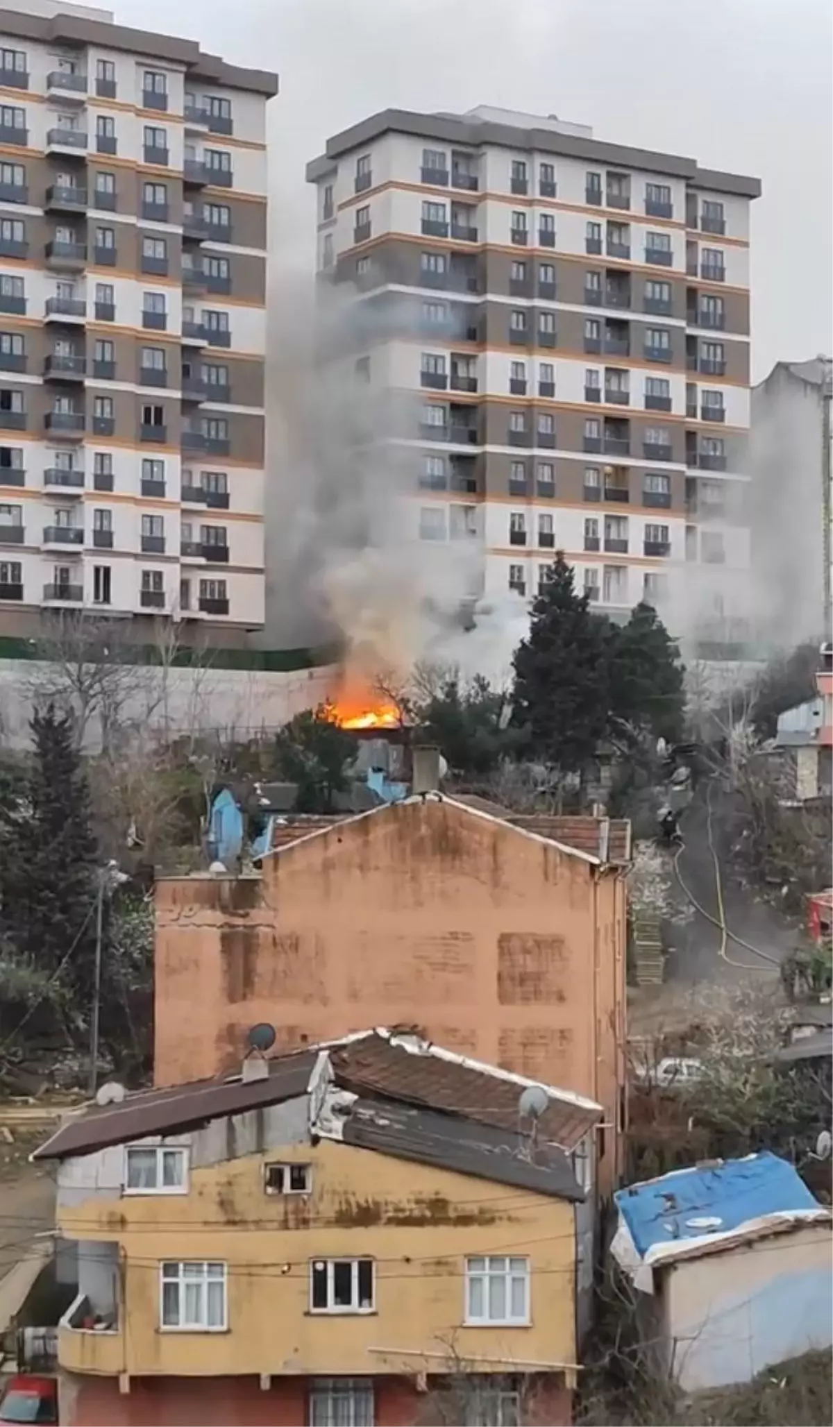 Eyüpsultan'da Gecekonduda Çıkan Yangın Kontrol Altına Alındı