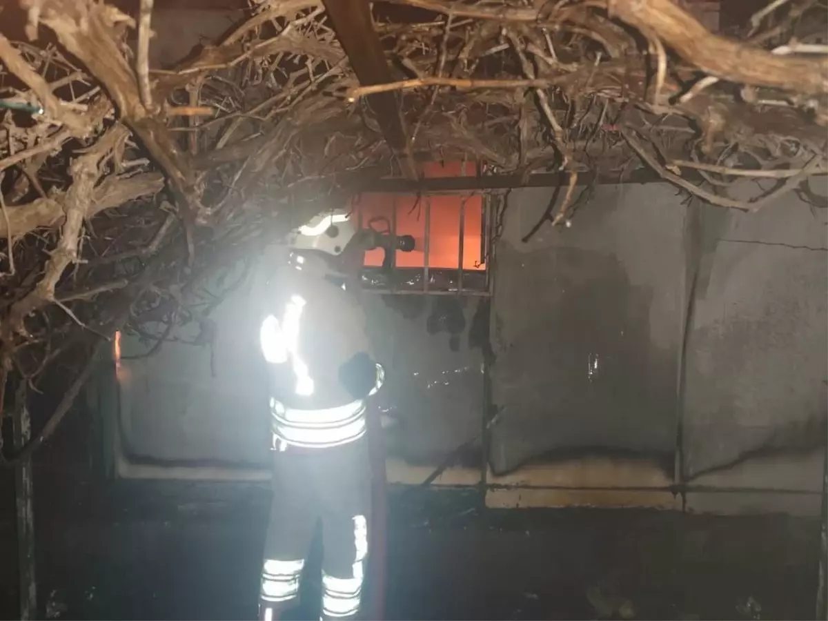 Hatay'da Konteyner Depoda Çıkan Elektrik Arızası Yangını Kontrol Altına Alındı