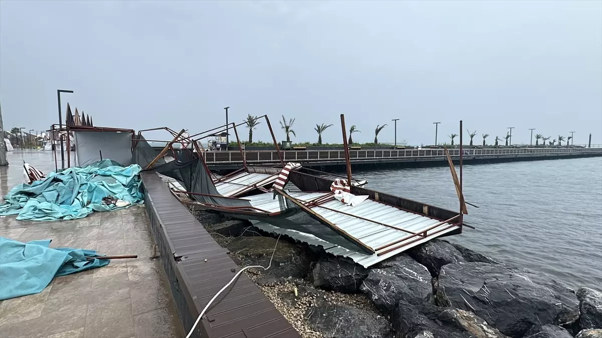 İskenderun’da Şiddetli Rüzgarlar Binaları Sarsıyor, Güneş Panelleri Yere Düşüyor