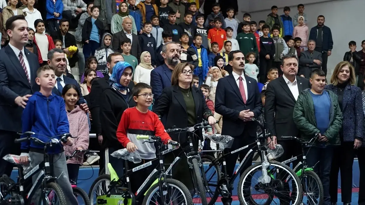 İslahiye'de Ramazan Etkinliğinde 2 Bin Öğrenciye 50 Bisiklet ve Hediyeler Dağıtıldı