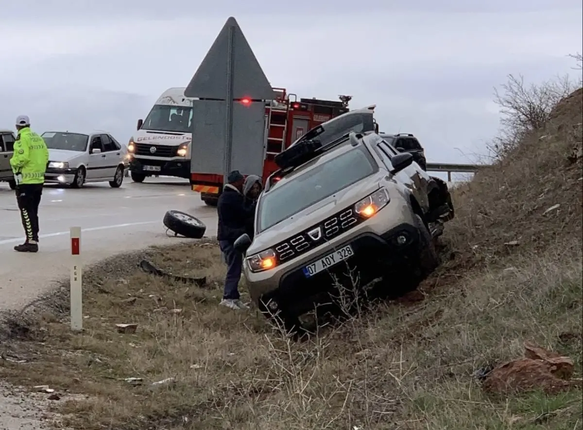 Eğirdir'de Üç Araç Çarpıştı: 8 Yaralı Açıklandı