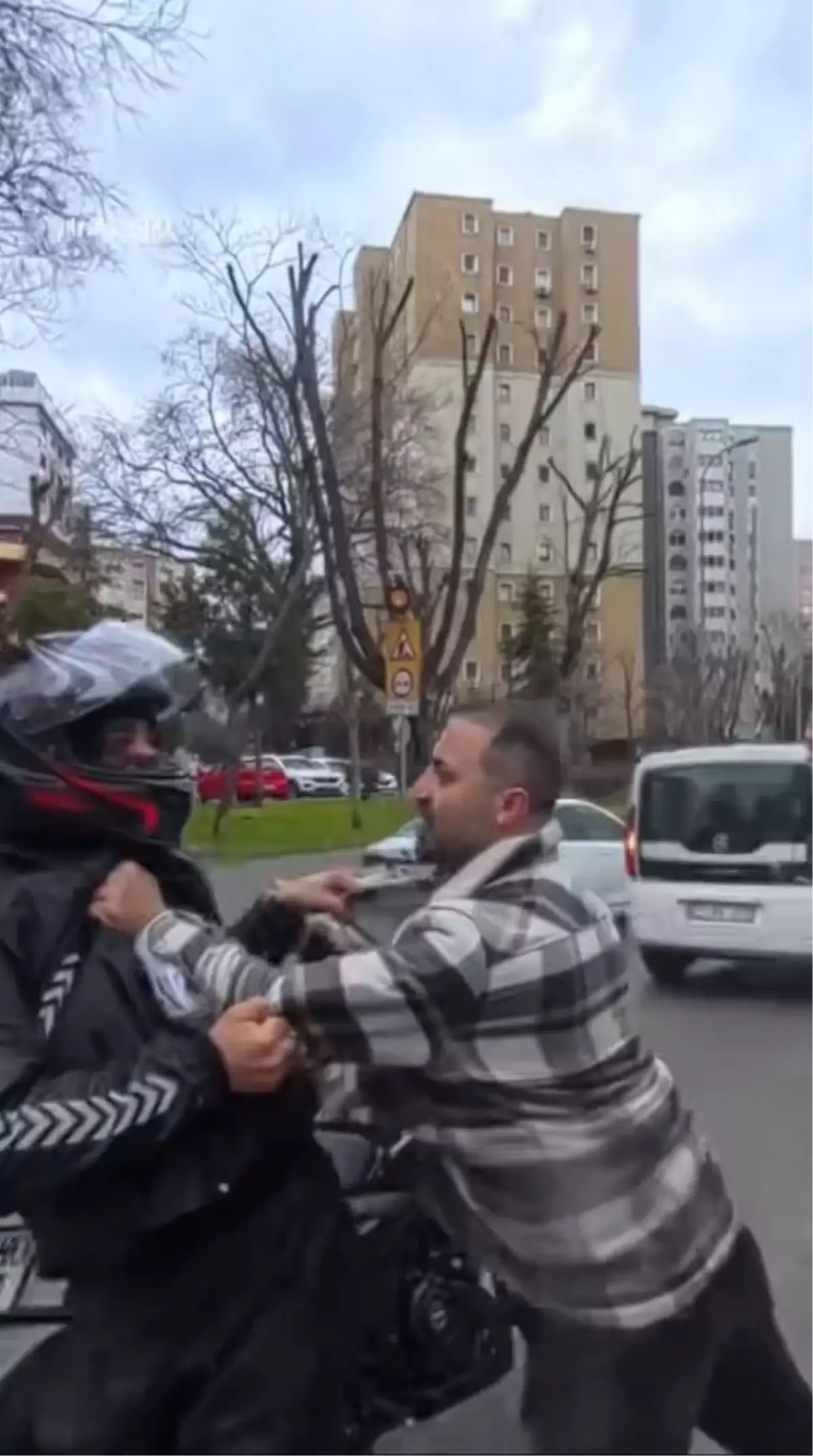 Kadıköy'de Yaya ve Motosikletli Çatışma Kask Kamerasıyla Kaydedildi