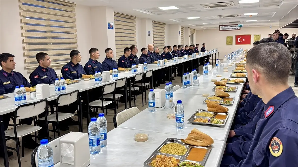 Kırşehir Valisi Demiryürek, Jandarma Personeliyle Ramazan Sofrasını Paylaştı