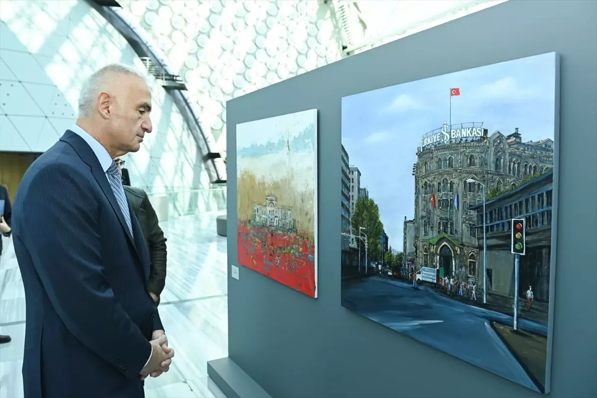 Kültür Bakanı Ersoy, 'Başkent Ankara' Sergisini İnceledi