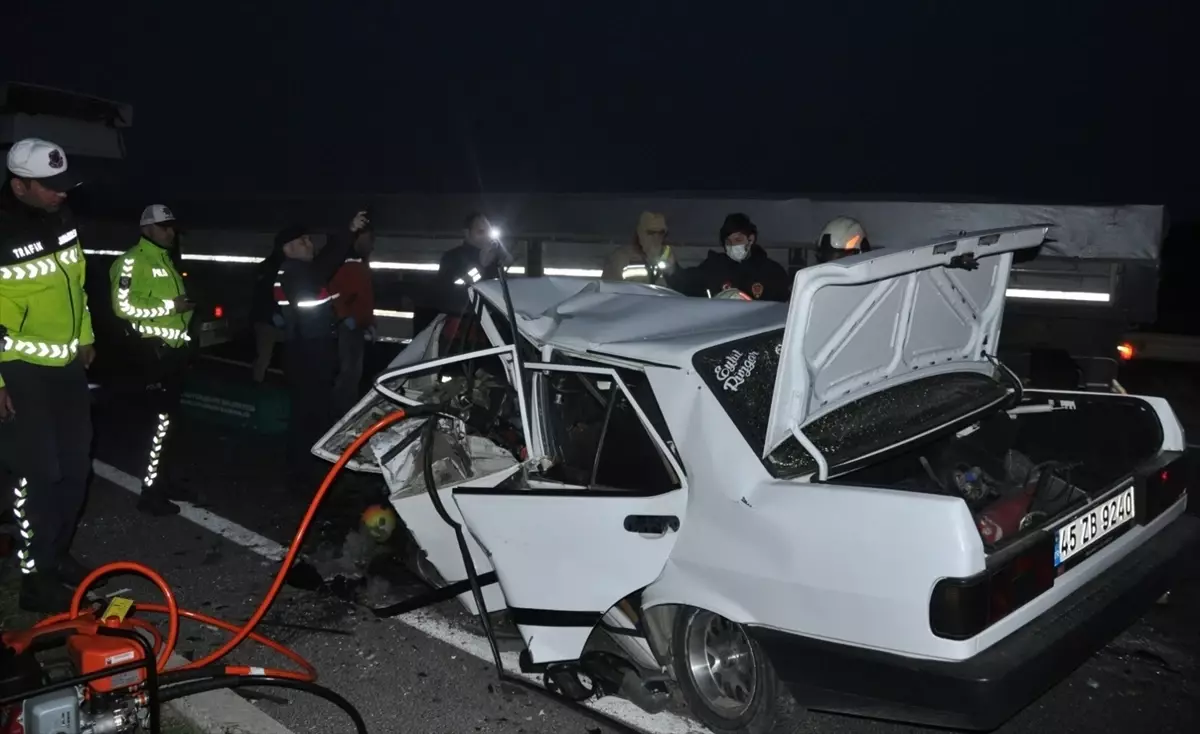 Salihli'de Şok Trafik Kazası: 2 Kişi Hayatını Yitirdi, 5 Yaralı