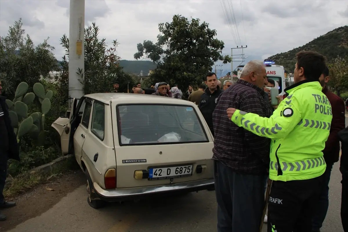 Bozyazı’da Araç Elektrik Direğine Çarptı: İki Kişi Hastaneye Kaldırıldı