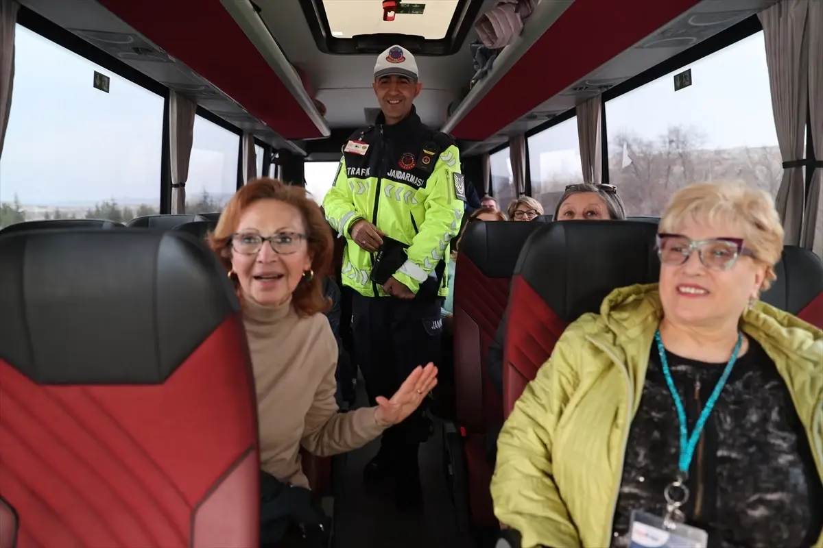 Kapadokya’da Bayram Coşkusu: Jandarma Şeker ve Kolonya İkramı ile Trafik Uyarısı