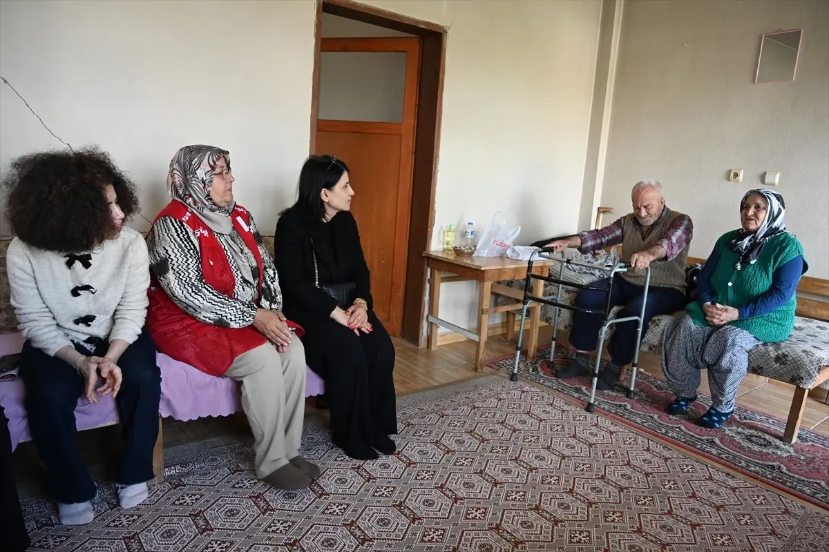 Bayram Coşkusu Yaşlıların Evlerine Taşındı