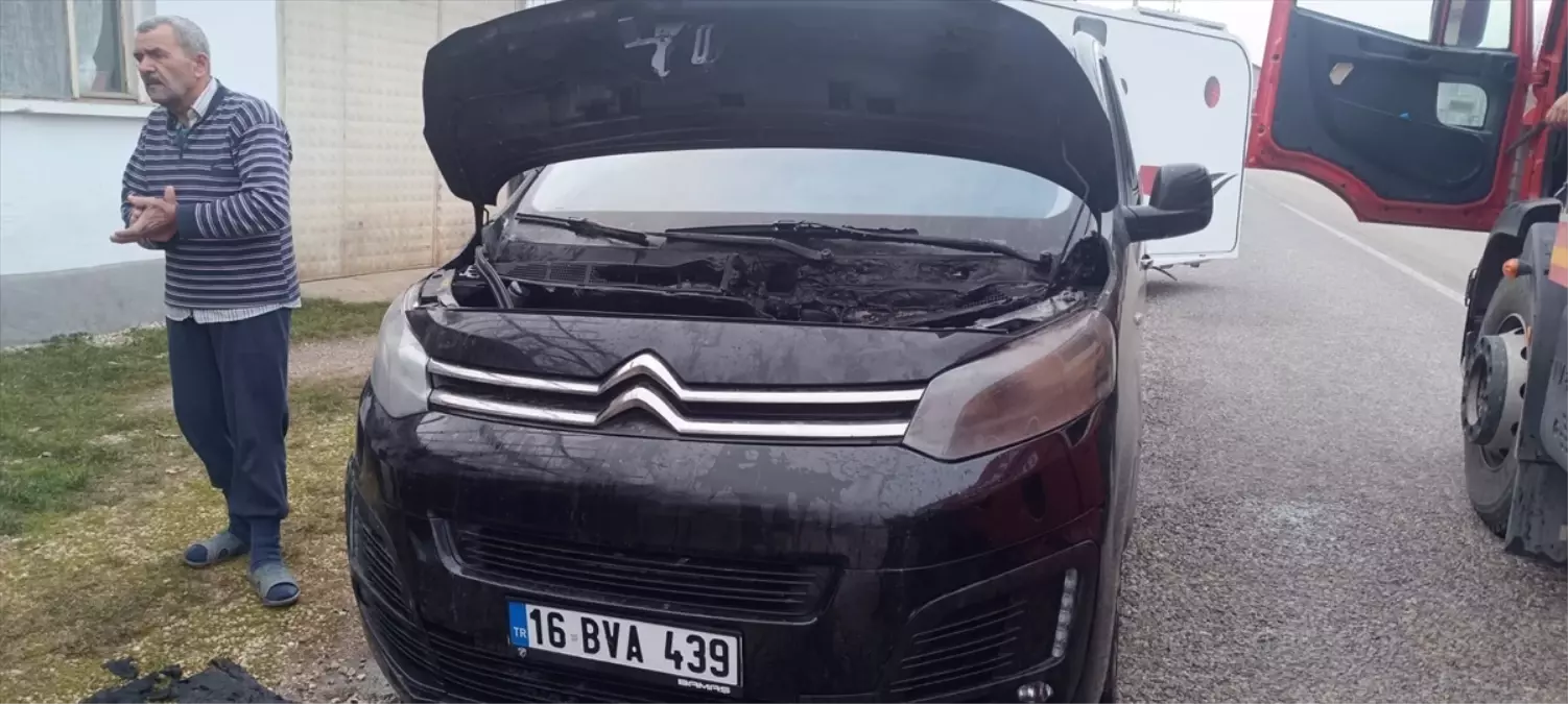 Bilecik Pazaryeri'nde Minibüs Yangını Vatandaşların Hızlı Müdahalesiyle Kontrol Altına Alındı