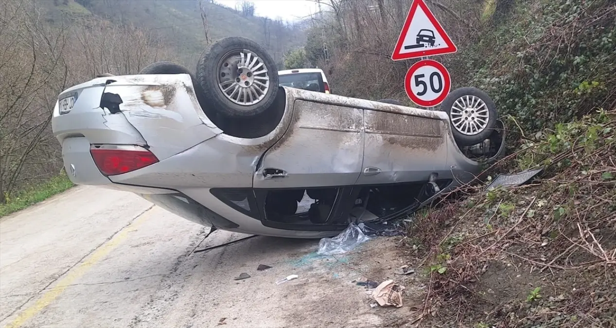 Samsun Salıpazarı'nda Otomobil Devrildi: Sürücü ve Eşi Hastaneye Kaldırıldı