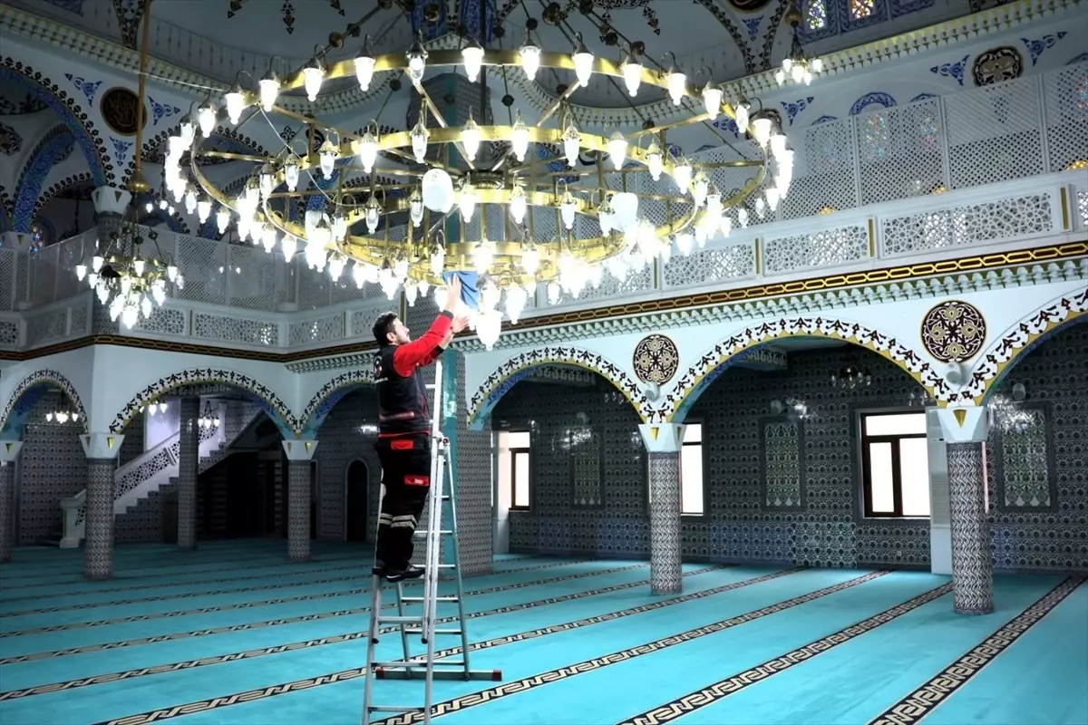 Ümraniye’de Camiler Bayram Coşkusuna Hazırlandı: Detaylı Temizlik Çalışması