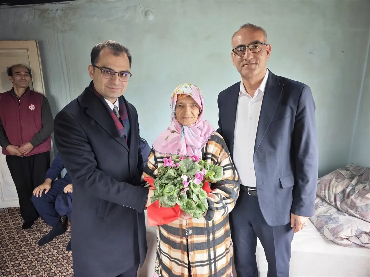 Yakakent’te Bayram Coşkusu: 102 ve 97 Yaşındaki Yaşlılar Sıcacık Bir Ziyarette Buluştu