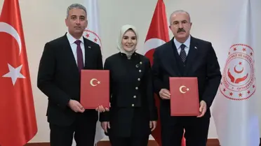 Aile ve Sosyal Hizmetler Bakanlığı yetkilileri protokol imzalıyken